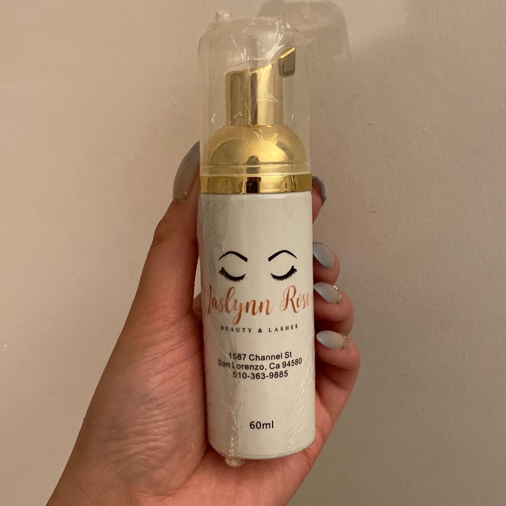Eyelash foam cleanser